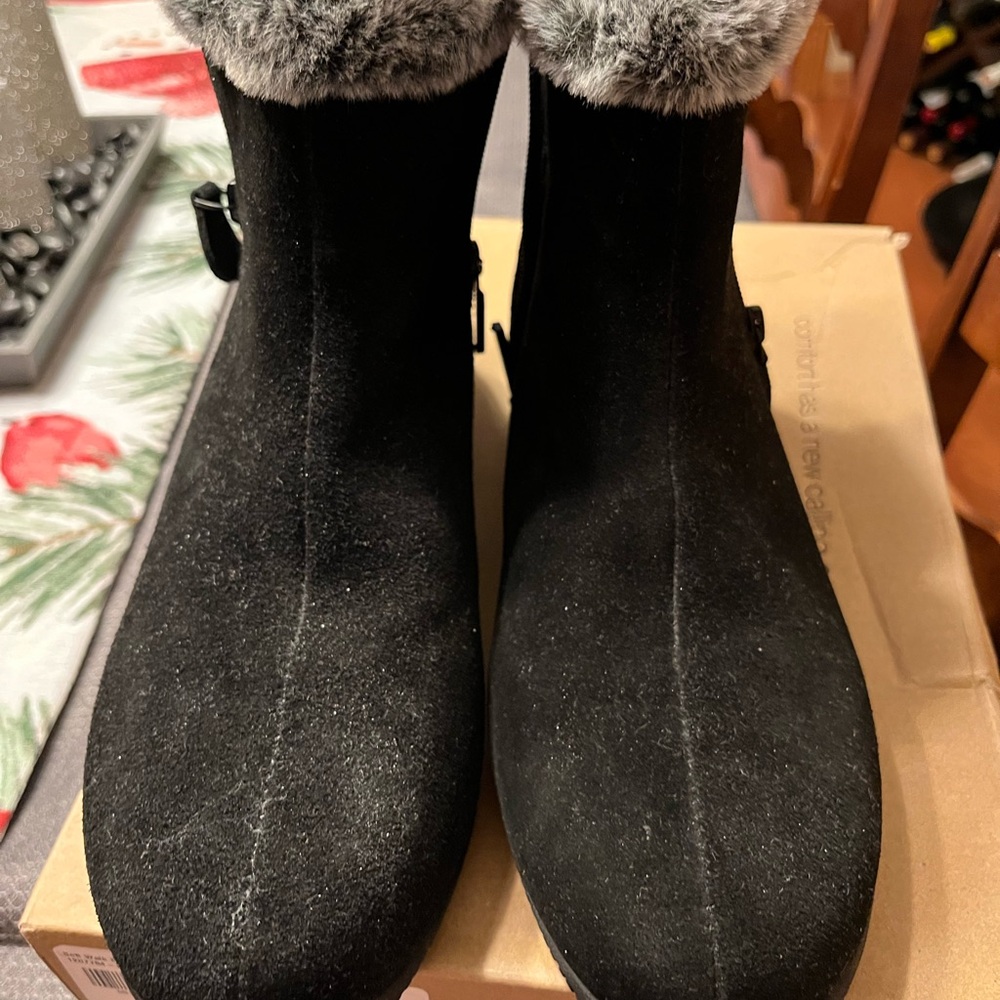 SoftWalk Black Winter Boots with Gray Fur